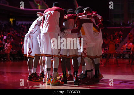 Il gioco. Xiii Dec, 2014. West Point cavalieri neri e USC Trojans, Galen Center di Los Angeles, CA. USC Trojans incontrarsi prima di iniziare il gioco. © csm/Alamy Live News Foto Stock