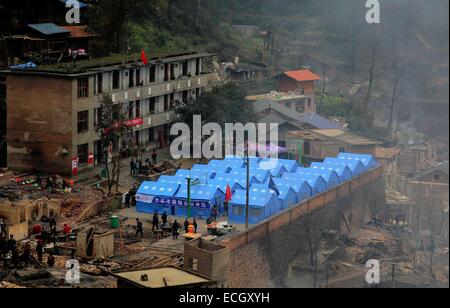 Jianhe. Xiv Dic, 2014. Foto scattata a Dic. 14, 2014 mostra i fitti di fortuna Jiuji nel villaggio di Jianhe County, a sud-ovest della Cina di Guizhou. Un incendio si propagò Jiuji Village intorno a 3:40 p.m. il sabato, colpendo 619 residenti. Il lavoro di soccorso è in corso. Jiuji è uno dei più grandi e meglio conservati villaggi di Miao minoranza etnica. Esso è stato selezionato dalla Cina come un sito Patrimonio Mondiale dell'UNESCO nominee nel 2006. © Peng Wengui/Xinhua/Alamy Live News Foto Stock