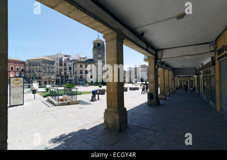 A UBEDA, Provincia di Jaen, Spagna - 16 Aprile 2013: portici della Plaza de Andalucia, in Ubeda, Provincia di Jaen, Spagna Foto Stock