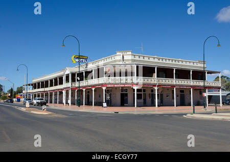 Great Western Hotel e negozi, barriera Autostrada, strada principale, Cobar Aeroporto, Nuovo Galles del Sud, Australia Foto Stock