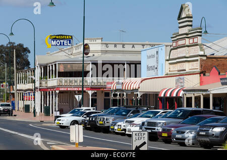 Great Western Hotel e negozi, barriera Autostrada, strada principale, Cobar Aeroporto, Nuovo Galles del Sud, Australia Foto Stock