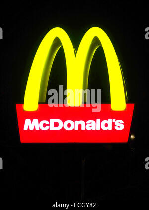 Mcdonalds segno illuminata di notte Foto Stock