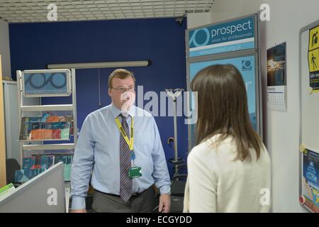 Met Office britannico - Gordon Hutchinson a tempo pieno sindacato rep per il potenziale cliente nel suo ufficio presso il Met Office a parlare con una personale memb Foto Stock