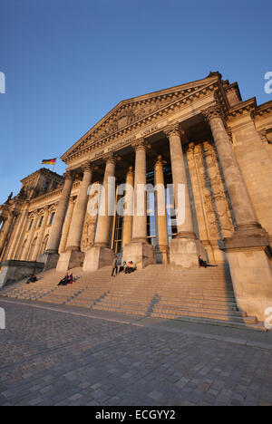 Il palazzo del Reichstag di Berlino edificio ingresso blue sky Germania punto di riferimento Foto Stock