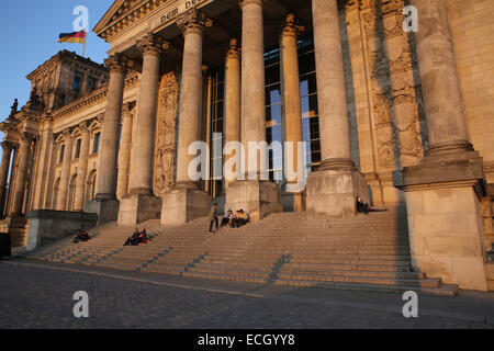 Il palazzo del Reichstag di Berlino edificio ingresso blue sky Germania punto di riferimento Foto Stock