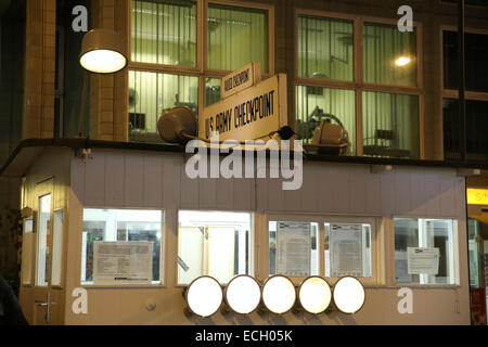 Berlin us army Checkpoint Charlie firmare la notte Foto Stock