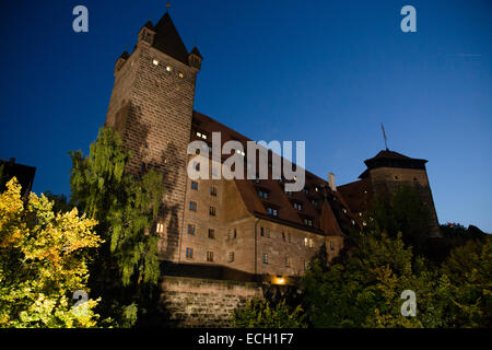 Il castello di Norimberga esterno notte Foto Stock