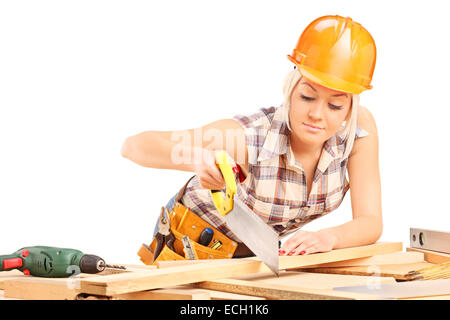 Falegname femmina listone di taglio con un handsaw isolati su sfondo bianco Foto Stock