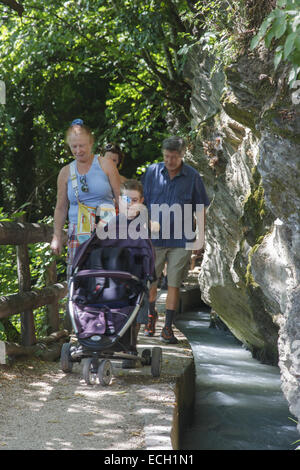 Famiglia con buggy a Marlengo Waal percorso fluviale Foto Stock