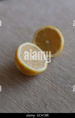 Due metà di limone Foto Stock