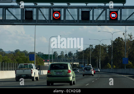 Autostrada con limite di velocità segni, Brisbane, Queensland, Australia Foto Stock