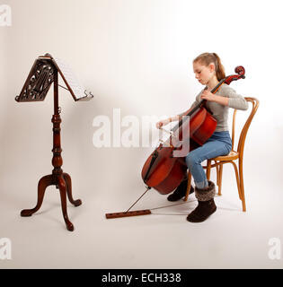 Giovane ragazza che gioca il violoncello Foto Stock