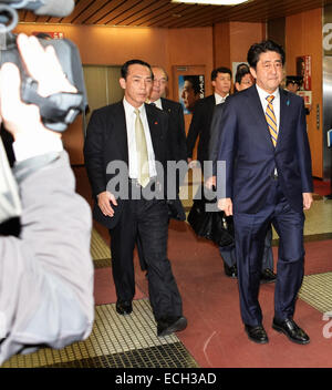 Dicembre 14, 2014, Tokyo, Giappone : Giappone il primo ministro e pregiudiziale Partito liberale democratico (LDP) presidente Shinzo Abe lascia all'LDP sede a Tokyo in Giappone, il 14 dicembre 2014. (Foto di AFLO) Foto Stock