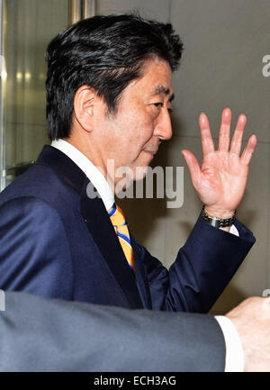 Dicembre 14, 2014, Tokyo, Giappone : Giappone il primo ministro e pregiudiziale Partito liberale democratico (LDP) presidente Shinzo Abe lascia all'LDP sede a Tokyo in Giappone, il 14 dicembre 2014. (Foto di AFLO) Foto Stock