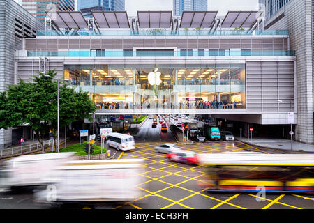 Hong Kong, Hong Kong - Novembre 08, 2014:un affollatissimo Apple Store in Hong Kong situato all'interno di IFC shopping mall, Hong Kong. Foto Stock