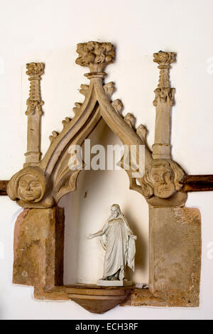 Una piscina nella Basilica di Santa Maria e la chiesa di San Pietro, Weedon Lois, Northamptonshire, England, Regno Unito Foto Stock