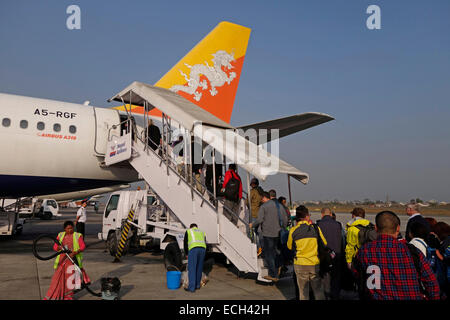 I passeggeri saliscono a bordo di un aereo Airbus A319-100 di Druk National carrier del Bhutan all'aeroporto internazionale di Tribhuvan a Kathmandu Nepal Foto Stock