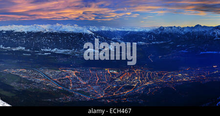 La vista sulla città con il monte Patscherkofel, Mt Serles, Mt Habicht e valle Wipptal nel retro, al tramonto, come si vede da Mt Hafelekar Foto Stock