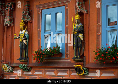 Holzskulptur Deutscher Kaiser mit Krone, Zepter und Reichsapfel am Gildehaus Kaiserworth, Goslar, Harz, Bassa Sassonia Foto Stock