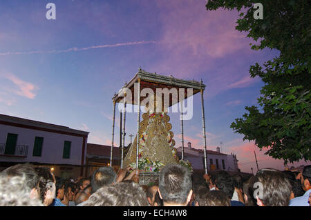 "Romería', pellegrinaggio, a El Rocío, 'Blanca Paloma", vergine processione, Almonte, Huelva, Spagna, Europa Foto Stock