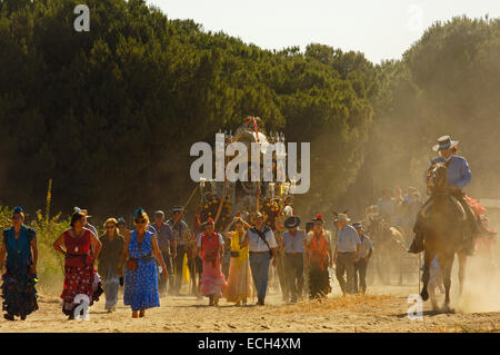 Pellegrini road a El Rocio Village, 'Romería', pellegrinaggio, a El Rocío, Almonte, Huelva, Andalusia, Spagna, Europa Foto Stock