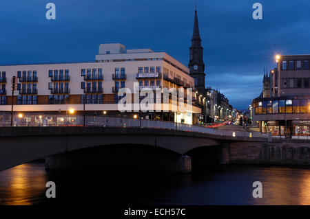 Inverness e Ness fiume al tramonto, regione delle Highlands, Scotland, Regno Unito, Europa Foto Stock