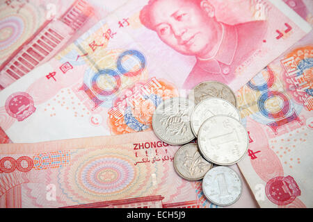 Yuan Renminbi le banconote e le monete in euro. Close up dello sfondo della foto Foto Stock