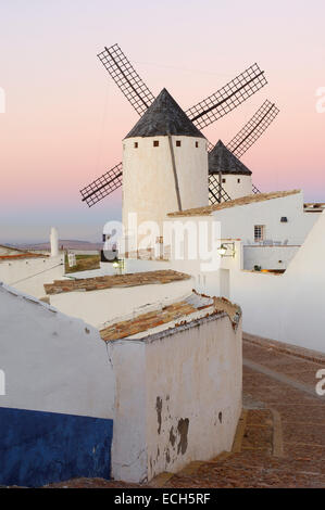 Mulini a vento, Campo de Criptana, Ciudad Real Provincia, Ruta de Don Quijote, Castilla-La Mancha, in Spagna, Europa Foto Stock