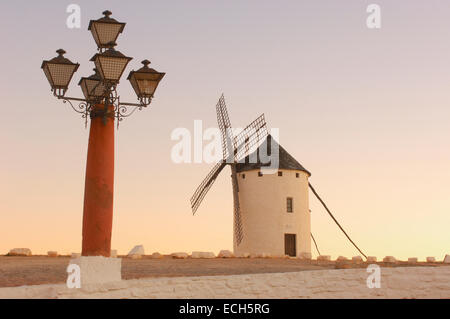 Il mulino a vento, Campo de Criptana, Ciudad Real Provincia, Ruta de Don Quijote, Castilla-La Mancha, in Spagna, Europa Foto Stock