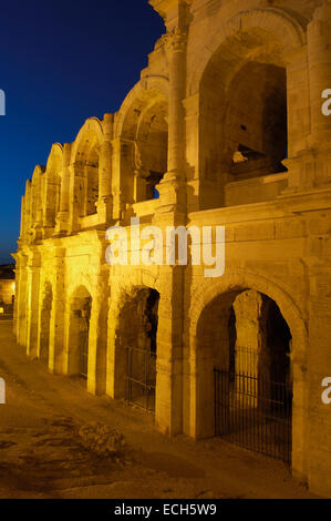 Anfiteatro romano, Les Arènes, di notte, Arles, Bouches du Rhone, Provence, Francia Foto Stock