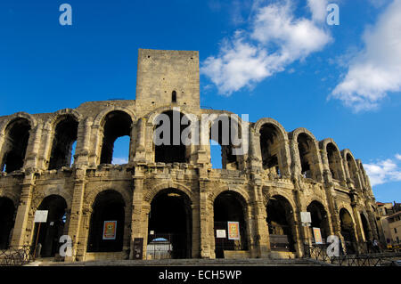 Anfiteatro romano, Les Arènes, Arles, Bouches du Rhone, Provence, Francia Foto Stock