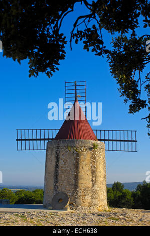 Alphonse Daudet il mulino a vento, vicino a Arles, Bouches du Rhone, Provence, Francia Foto Stock