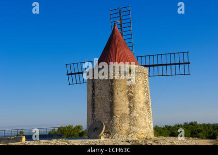 Alphonse Daudet il mulino a vento, vicino a Arles, Bouches du Rhone, Provence, Francia Foto Stock