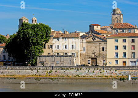 Città vecchia e il fiume Rodano, Arles, Bouches du Rhone, Provence, Francia Foto Stock