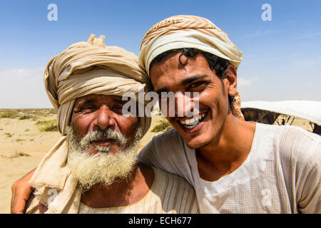 Rashaida padre e figlio in piedi di fronte a loro tenda nel deserto intorno a Massaua, in Eritrea Foto Stock