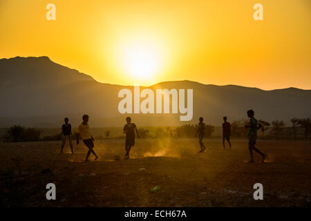 Ragazzi che giocano a calcio e Socotra, Yemen Foto Stock