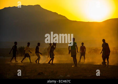 Ragazzi che giocano a calcio e Socotra, Yemen Foto Stock