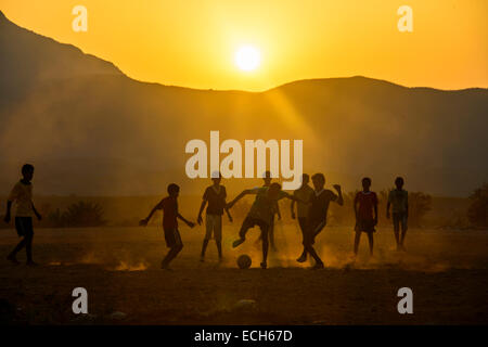 Ragazzi che giocano a calcio e Socotra, Yemen Foto Stock