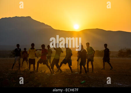 Ragazzi che giocano a calcio e Socotra, Yemen Foto Stock