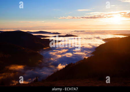 Vista dal Monte Feldberg sopra la Valle del Reno nei Vosgi, tempo di inversione, Foresta Nera, Baden-Württemberg, Germania Foto Stock