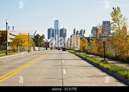 In piedi sulla spazzola San vista verso il centro del Rinascimento, Ford Field & Comerica Park, Detroit, Michigan, Stati Uniti d'America. Ottobre 23, 2014. Foto Stock