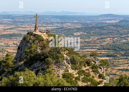 Creu d'Es Picot, alta croce di pietra al Santuari de Sant Salvador, Santuario di Sant Salvador, vicino a Felanitx, Maiorca Foto Stock