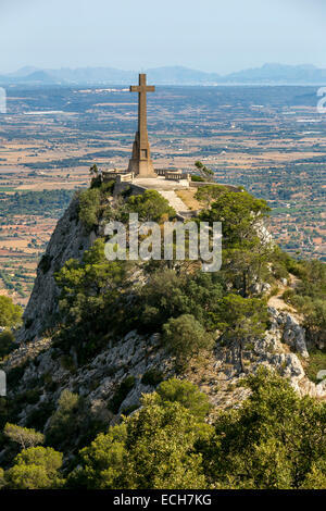 Creu d'Es Picot, alta croce di pietra al Santuari de Sant Salvador, Santuario di Sant Salvador, vicino a Felanitx, Maiorca Foto Stock