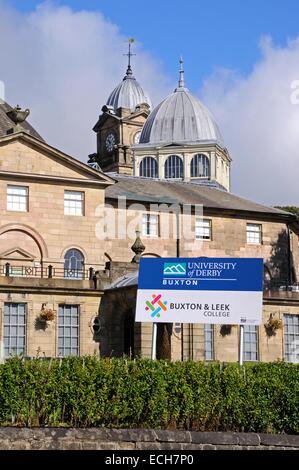 Il Devonshire Royal Hospital, noto anche come il Devonshire Dome con una Università di Derby sign in primo piano, Buxton, Regno Unito. Foto Stock