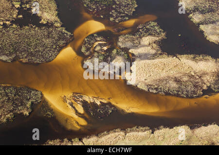 Dettaglio di una sezione di sabbia di fiume Gomoti con i suoi canali e isole, vista aerea, Okavango Delta, Botswana Foto Stock