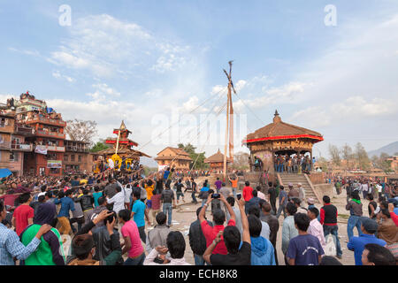 Un polo è tirata verso la terra durante la Bisket Jatra festeggiamenti di capodanno a Bhaktapur, Nepal Foto Stock