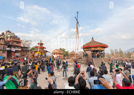 Un polo è tirata verso la terra durante la Bisket Jatra festeggiamenti di capodanno a Bhaktapur, Nepal Foto Stock