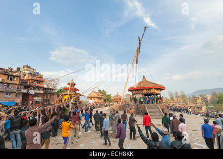 Un polo è tirata verso la terra durante la Bisket Jatra festeggiamenti di capodanno a Bhaktapur, Nepal Foto Stock