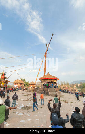 Un polo è tirata verso la terra durante la Bisket Jatra festeggiamenti di capodanno a Bhaktapur, Nepal Foto Stock