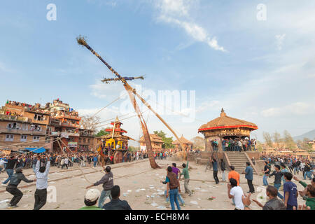 Un polo è tirata verso la terra durante la Bisket Jatra festeggiamenti di capodanno a Bhaktapur, Nepal Foto Stock